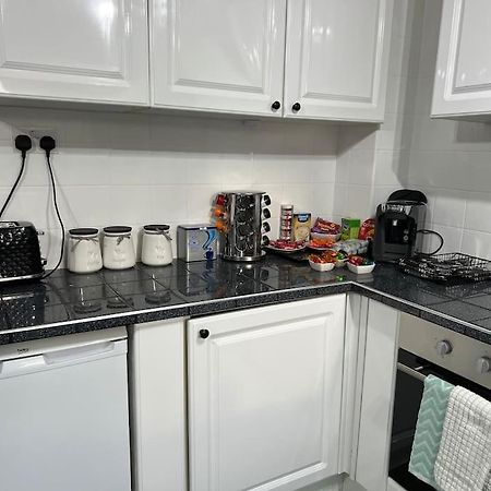 Tudor House - 6 Guests -Off Street Parking -Quiet Location - Secure Garden Wigan Buitenkant foto