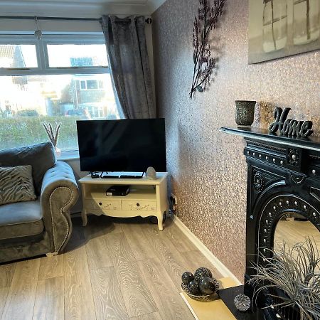 Tudor House - 6 Guests -Off Street Parking -Quiet Location - Secure Garden Wigan Buitenkant foto