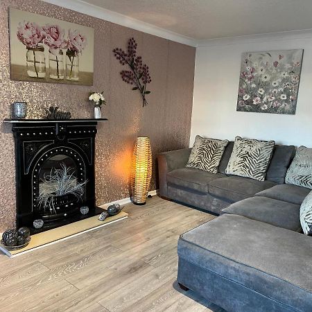 Tudor House - 6 Guests -Off Street Parking -Quiet Location - Secure Garden Wigan Buitenkant foto