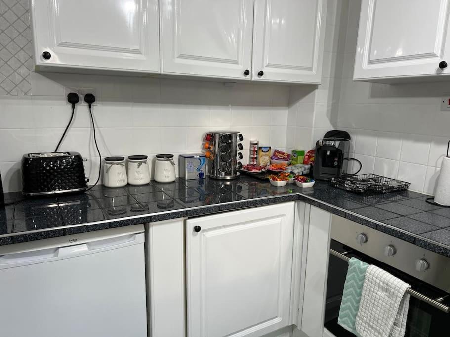 Tudor House - 6 Guests -Off Street Parking -Quiet Location - Secure Garden Wigan Buitenkant foto
