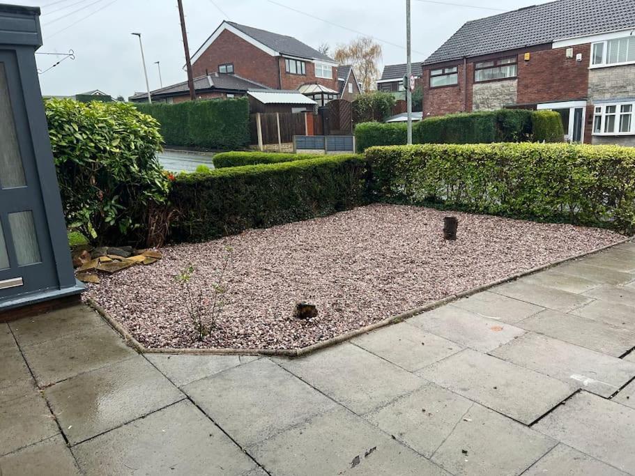 Tudor House - 6 Guests -Off Street Parking -Quiet Location - Secure Garden Wigan Buitenkant foto