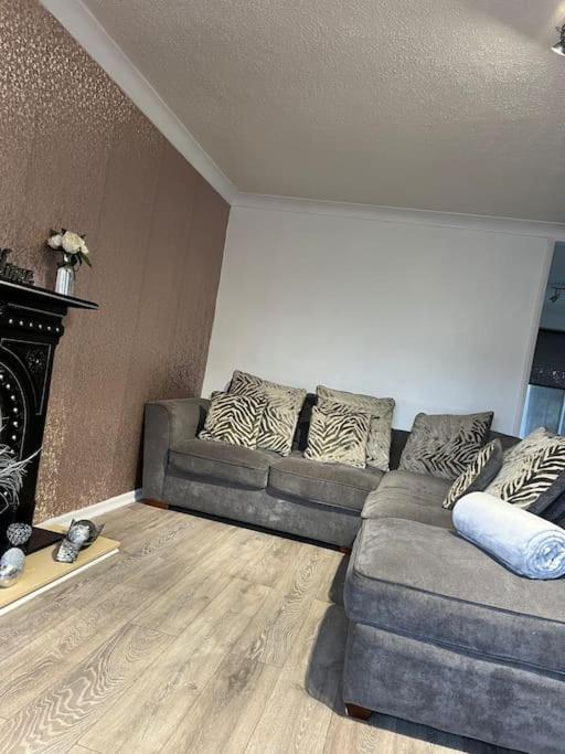 Tudor House - 6 Guests -Off Street Parking -Quiet Location - Secure Garden Wigan Buitenkant foto
