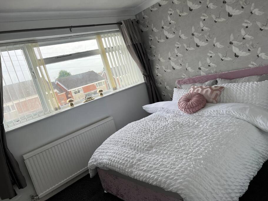 Tudor House - 6 Guests -Off Street Parking -Quiet Location - Secure Garden Wigan Buitenkant foto