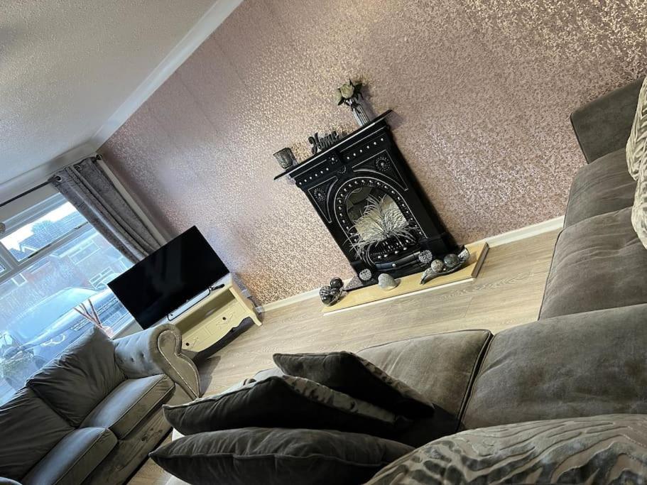 Tudor House - 6 Guests -Off Street Parking -Quiet Location - Secure Garden Wigan Buitenkant foto