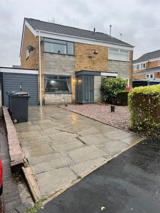 Tudor House - 6 Guests -Off Street Parking -Quiet Location - Secure Garden Wigan Buitenkant foto