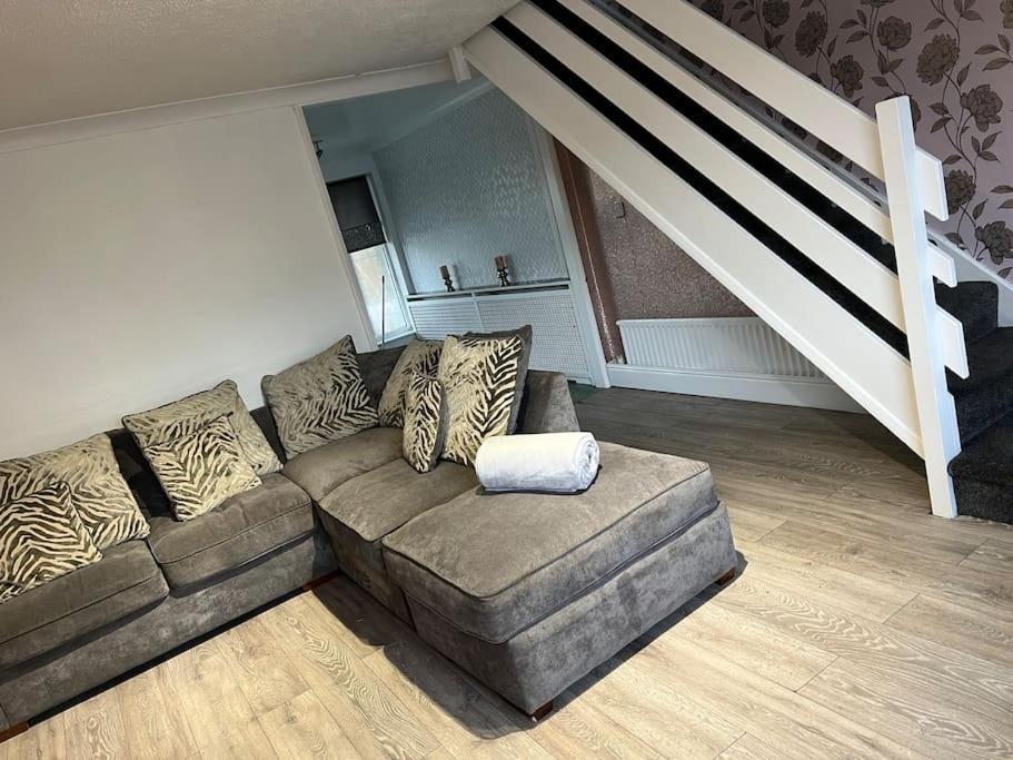 Tudor House - 6 Guests -Off Street Parking -Quiet Location - Secure Garden Wigan Buitenkant foto