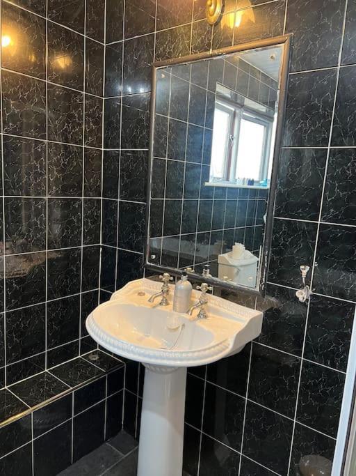 Tudor House - 6 Guests -Off Street Parking -Quiet Location - Secure Garden Wigan Buitenkant foto