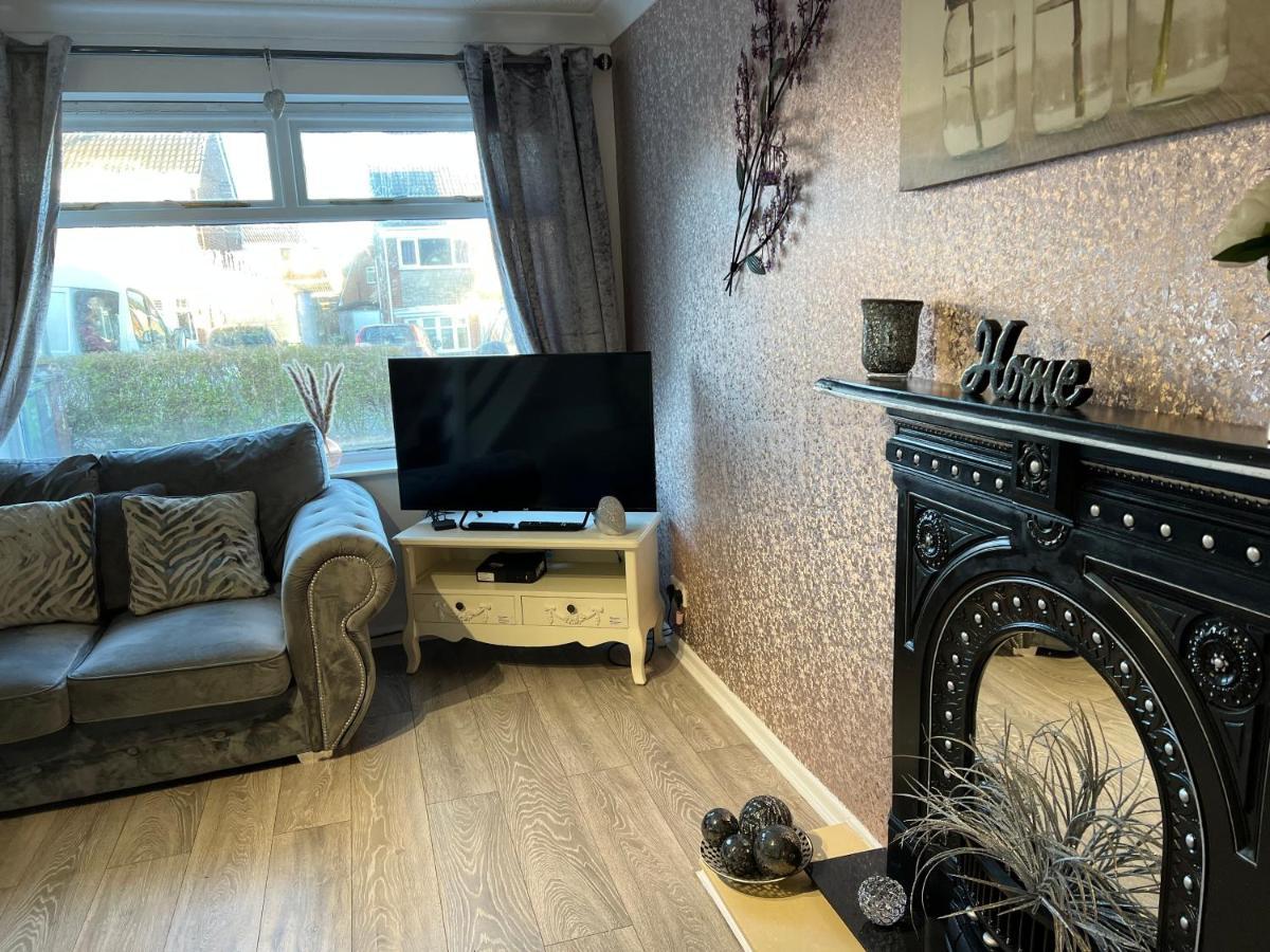 Tudor House - 6 Guests -Off Street Parking -Quiet Location - Secure Garden Wigan Buitenkant foto