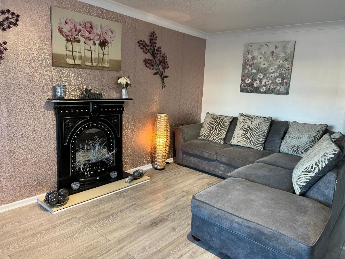 Tudor House - 6 Guests -Off Street Parking -Quiet Location - Secure Garden Wigan Buitenkant foto